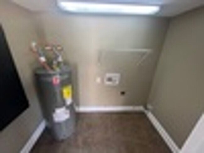 Building Photo - AVALIABLE NOW!!