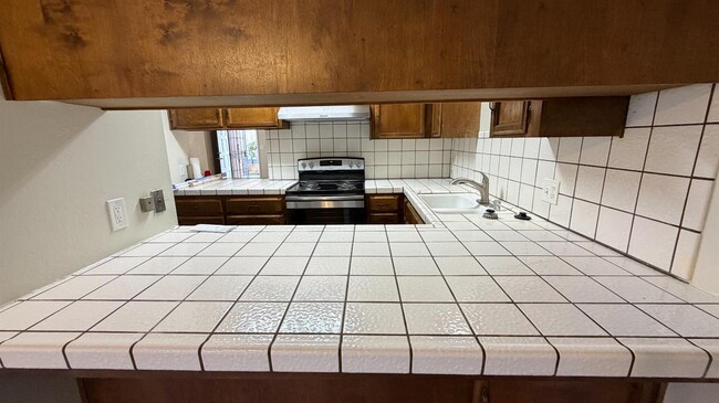 Building Photo - 5707 N Valentine Ave