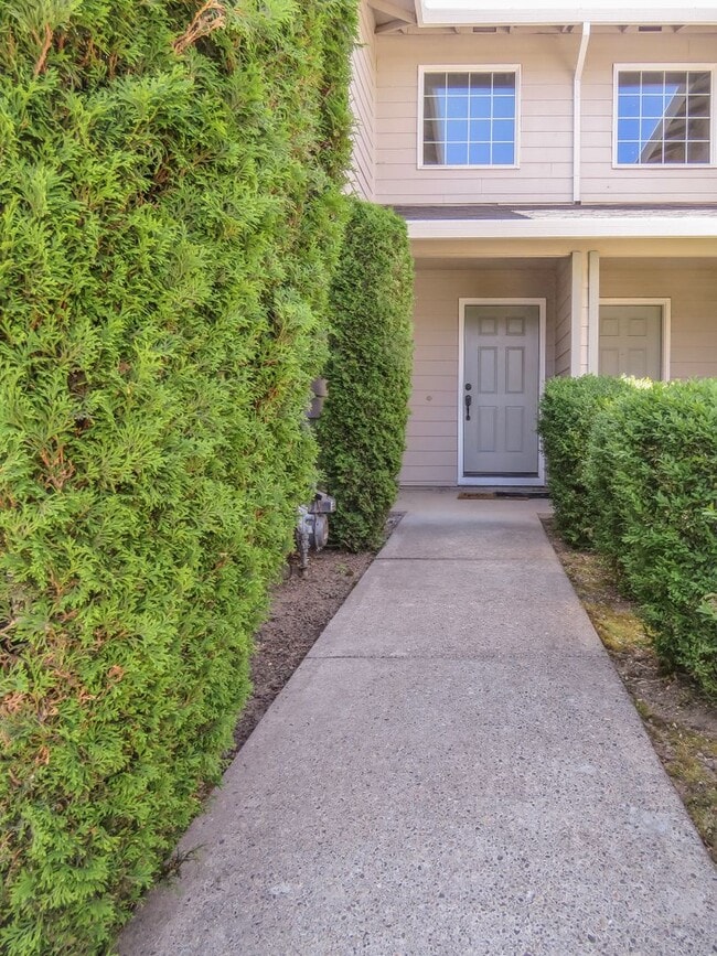 Building Photo - Updated Interior ! Spacious 2 Bedroom 2.5 Bath Town home close to Intel and Nike