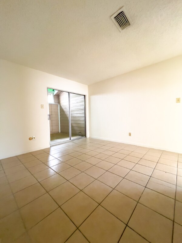 Building Photo - 2803 Meadowgrass Ln