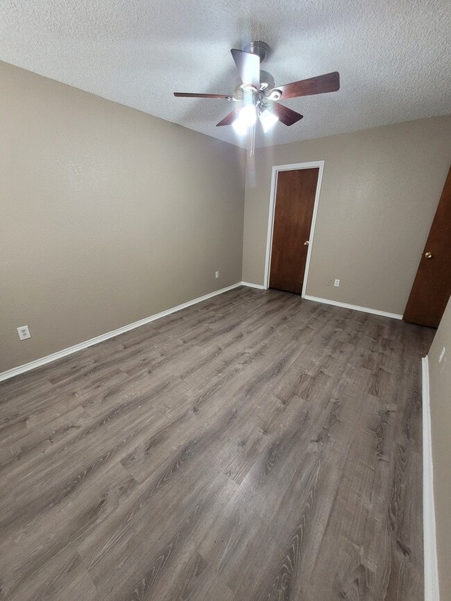 Building Photo - Spacious 3 bed 2 bath townhome!