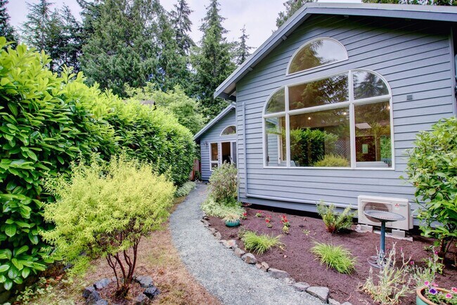 Primary Photo - Lovely Clinton Home with Great Light and Pet Friendly!