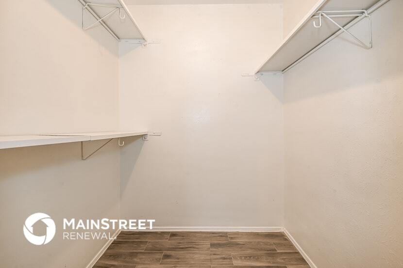 Building Photo - 450 Thistle Dr