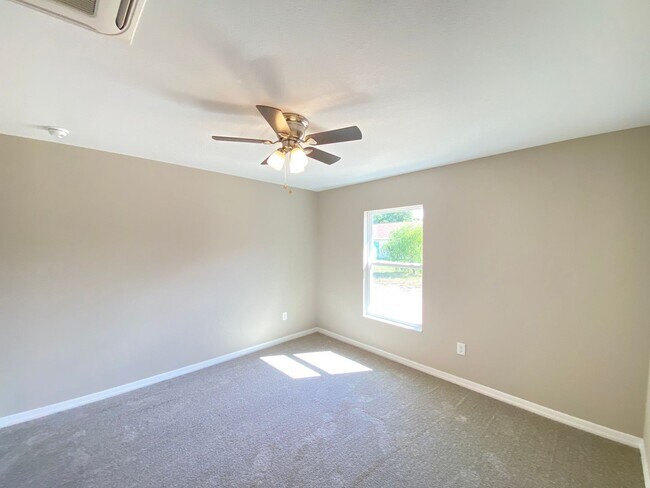 Building Photo - Desirable SE Ocala Neighborhood 3/2/2 *WON'T LAST*