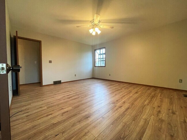 Building Photo - 700 S Waggoner Rd