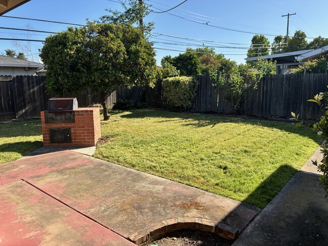 Building Photo - 3236 Rosemont Dr
