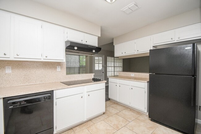 Building Photo - 422 Skywood Dr