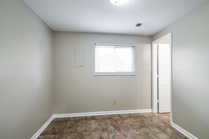 Building Photo - 8131 Sheroak Ct