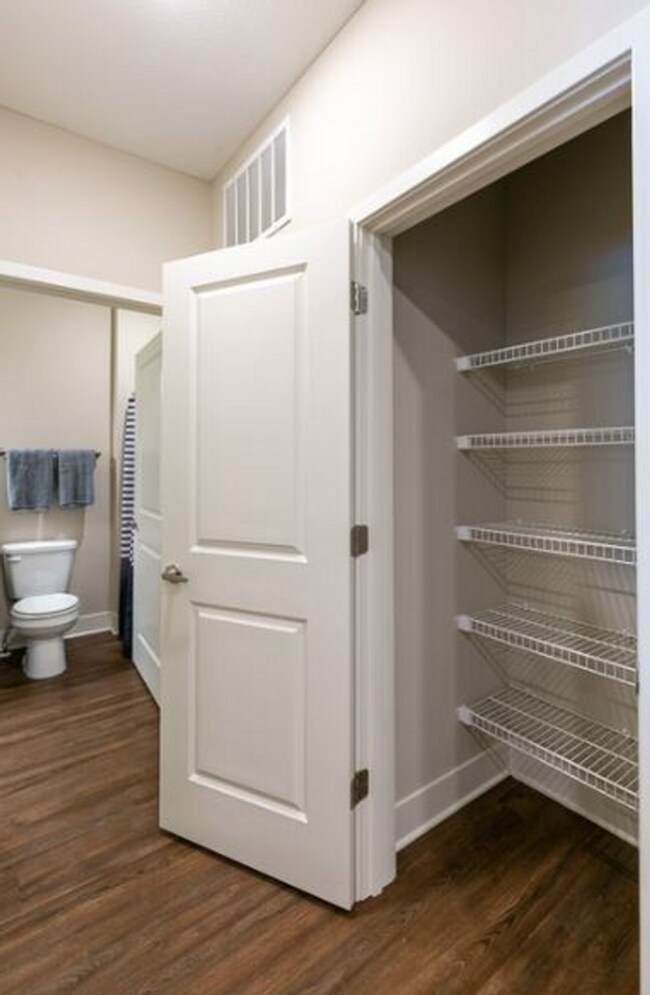 Building Photo - Brighton Crossing Apartments 1st Floor Large Apartment Available