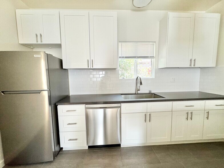 Building Photo - 515-518 3/4 N Mariposa Ave