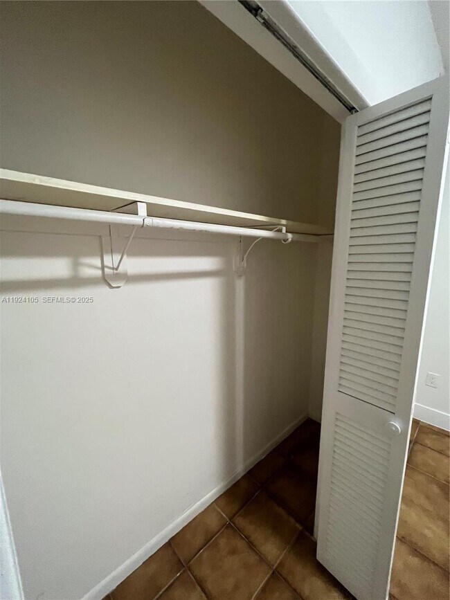 Building Photo - 920 SW 30th Ave