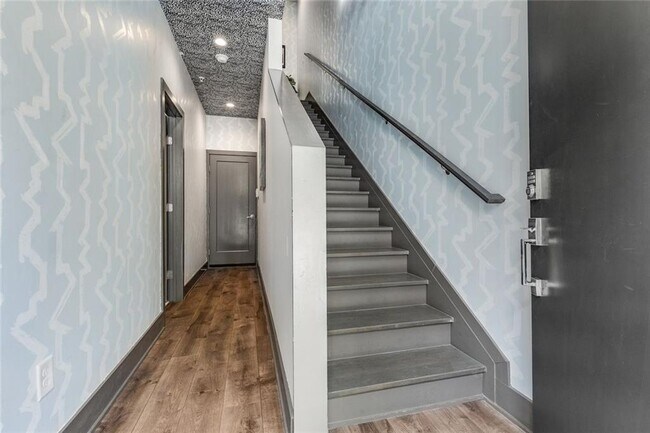 Building Photo - 1300 Chelsea Cir NW