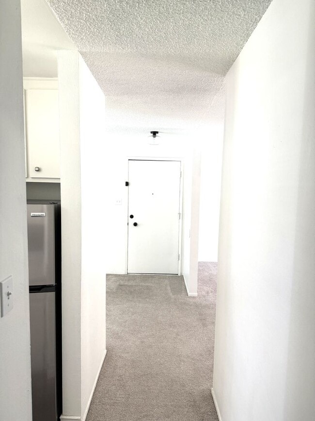 Building Photo - Charming One-Bedroom Condo in Prime Concor...