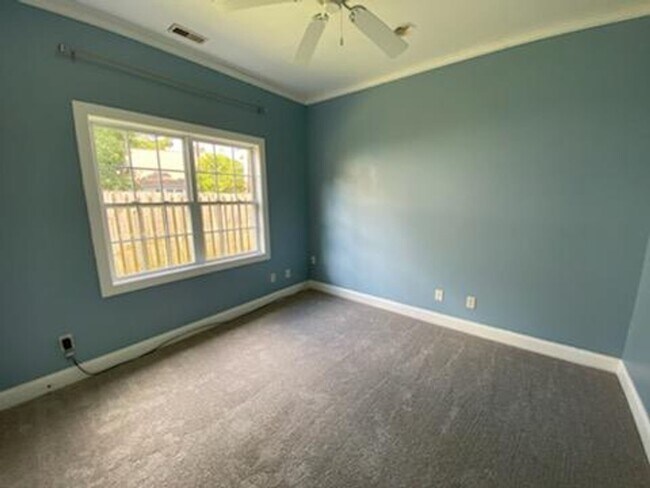 Building Photo - 3 Bedroom, 2 bath home in North Shore Comm...