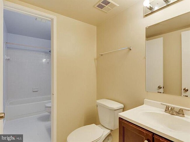 Building Photo - 2621 Glengyle Dr