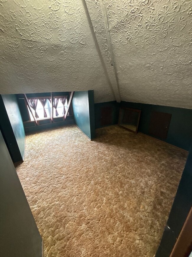 Building Photo - 4 Bedroom, 2 Bathroom House