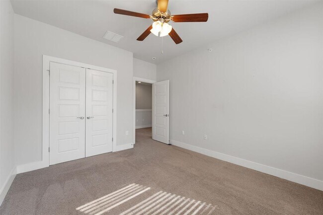 Building Photo - 13800 Lyndhurst St