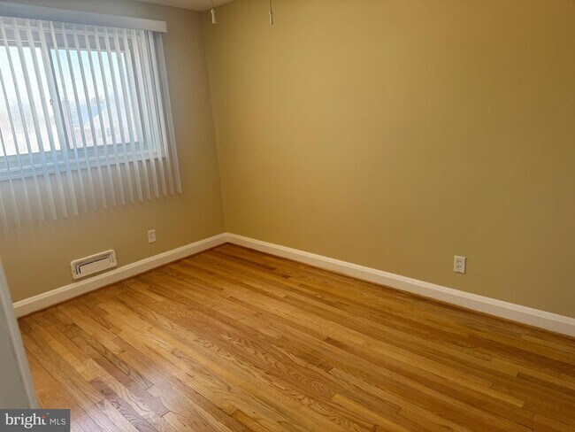 Building Photo - 7442 Forrest Ave