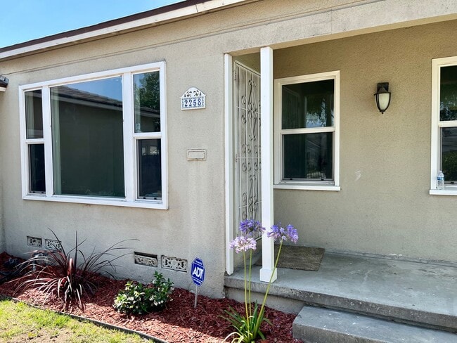 Building Photo - Single Family Home w/Garage, Yard, Fruit T...