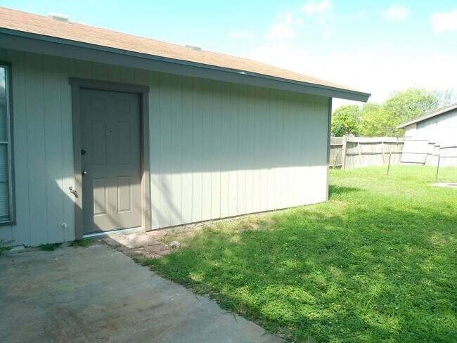 Building Photo - 1710 Sun Beam Dr