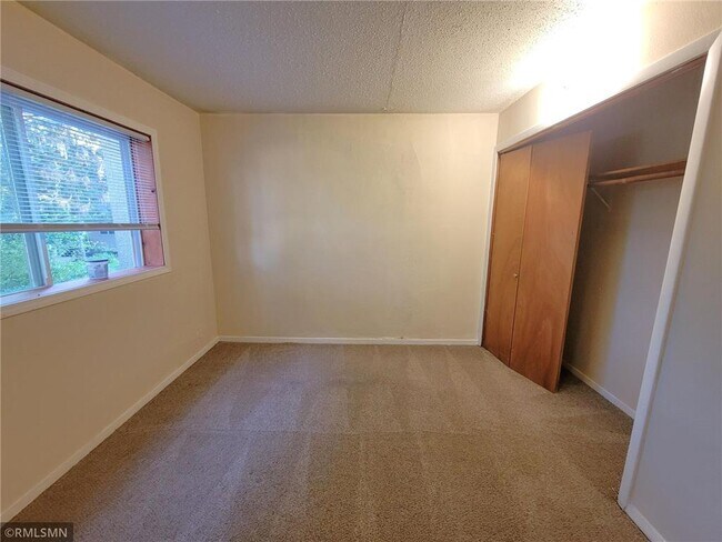 Building Photo - 545 Birchcrest Dr