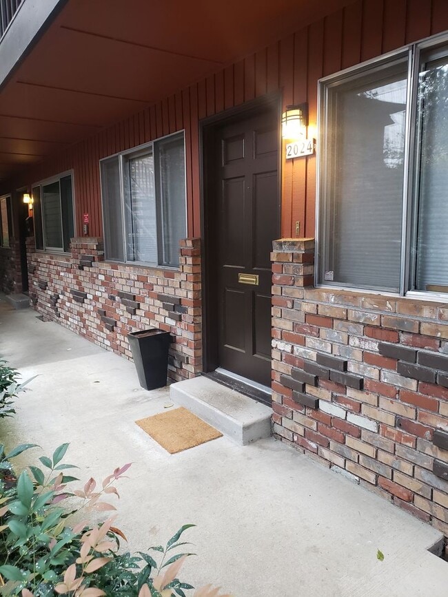 Building Photo - Charming Updated 2 bed/1 bath Condo on Ground Floor in Desirable Irvington District! W/S/T included