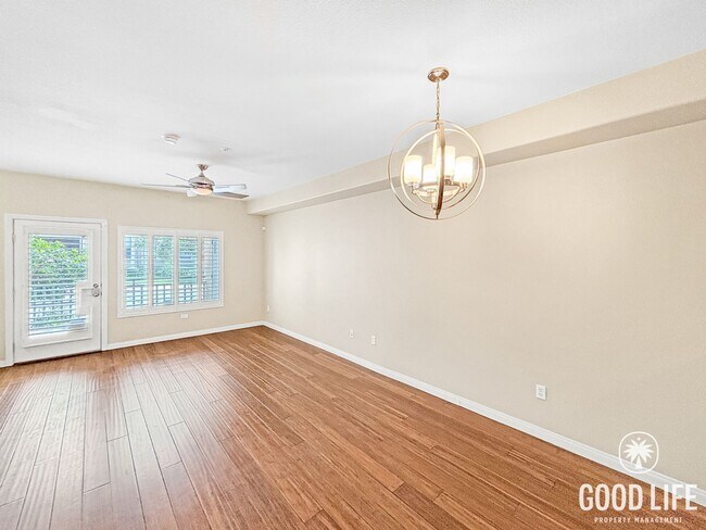 Building Photo - Beautiful 2BD/2.5BA Condo in Bankers Hill W/ W/D, A/C, Patio Area and Community Gym!