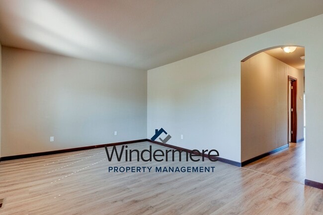 Building Photo - 3 Bedrooms 2 Bath Located In Crosby Commons