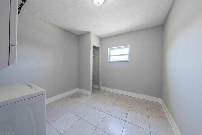 Building Photo - 510 SW 13th Pl