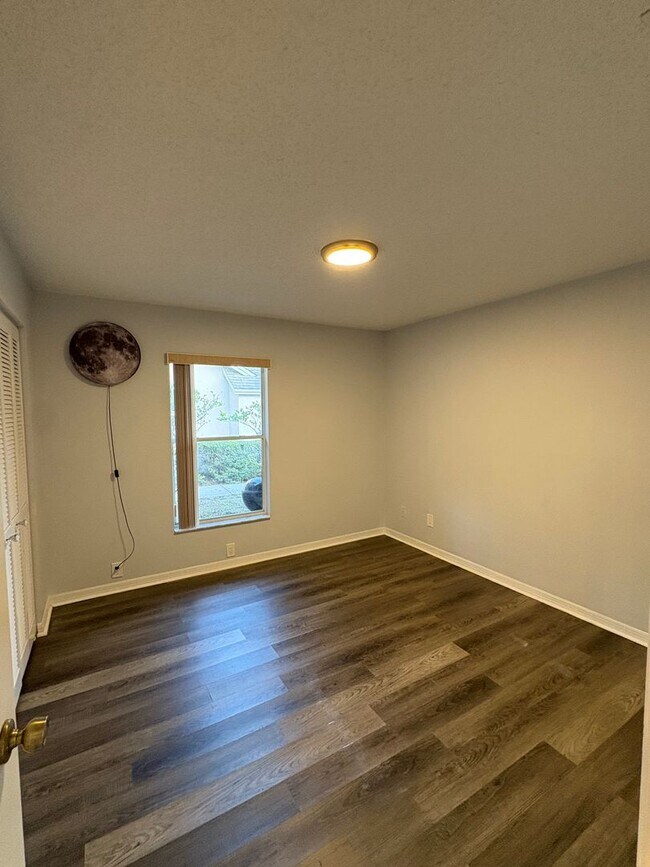 Building Photo - 3/2 with 2 car garage in great Vero Beach location!