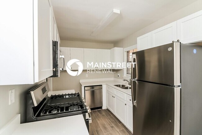 Building Photo - 3 Bedroom Pet-Friendly Home in East Point, GA with Main Street Renewal