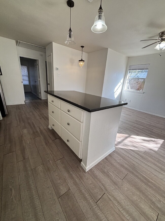 Building Photo - Charming, Updated 2 bed, 1 bath Duplex in ...