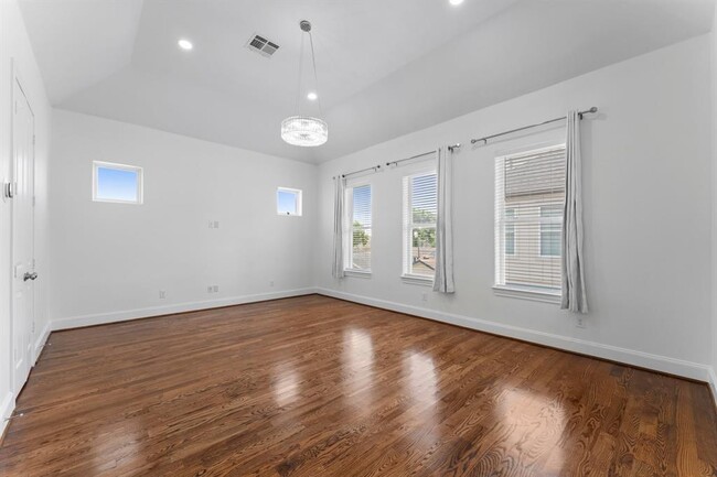Building Photo - 1038 E 29th St