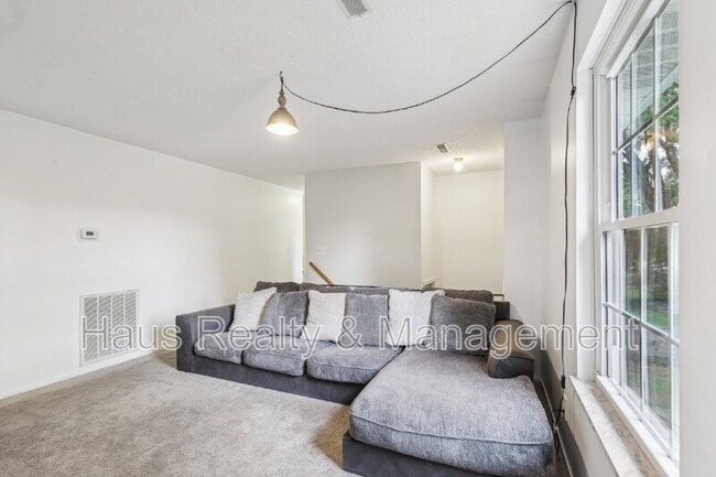 Building Photo - 144 Airport Rd