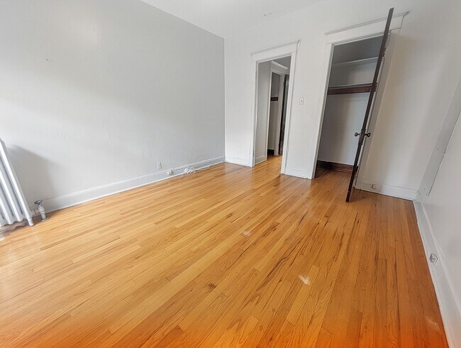 Building Photo - 1304 W Rosemont Ave