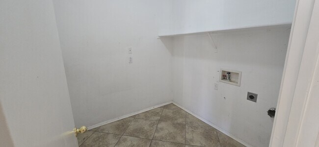 Building Photo - 10433 E Butte St