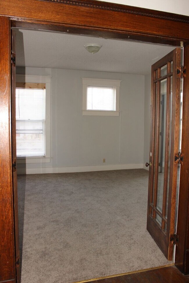 Building Photo - Close to Campus: Dishwasher and Washer/Dryer Included