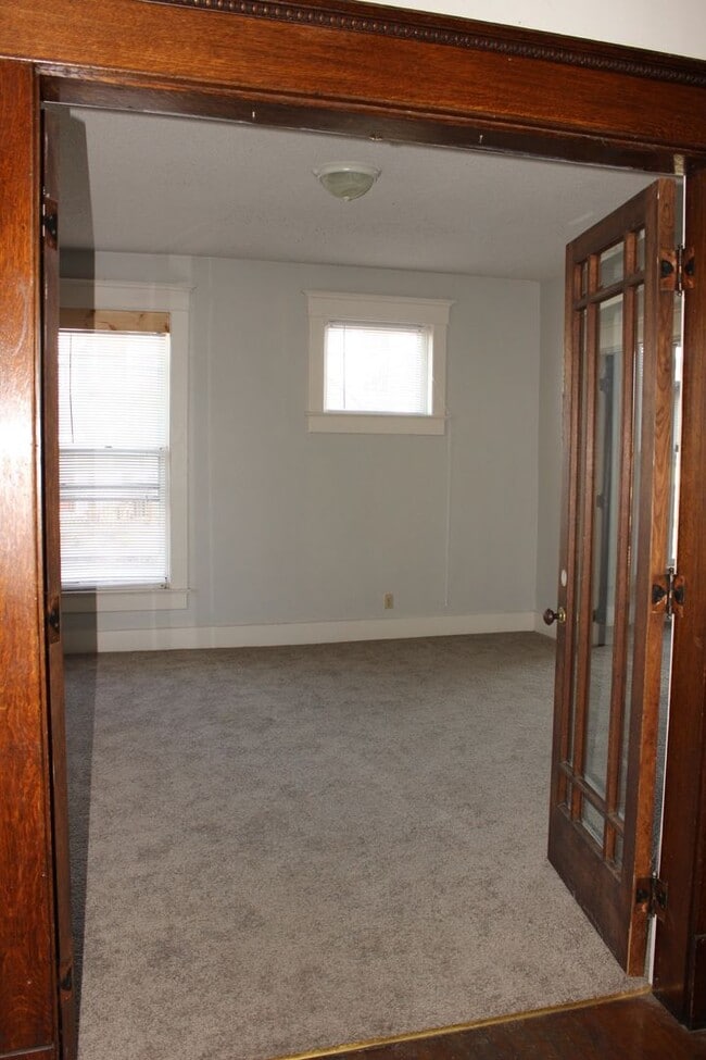 Building Photo - PRELEASING for AUGUST! Close to Campus: Dishwasher and Washer/Dryer Included