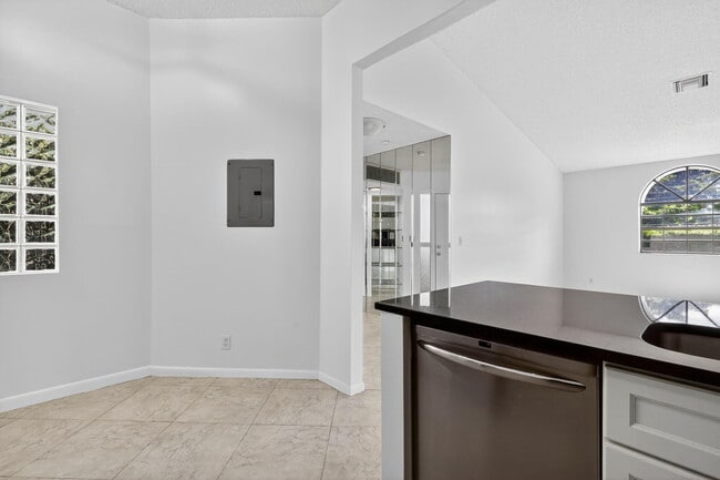 Building Photo - 5475 Verona Dr