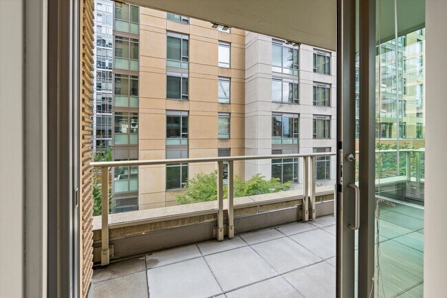 Building Photo - 910 Lenora St