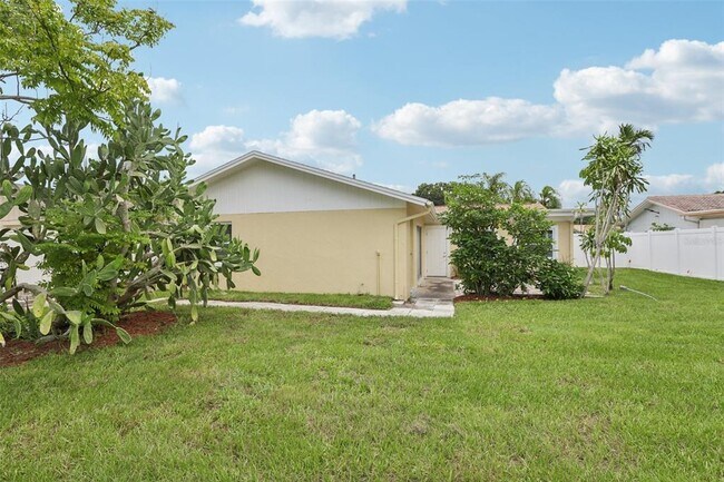 Building Photo - 7698 Cardiff Ct N