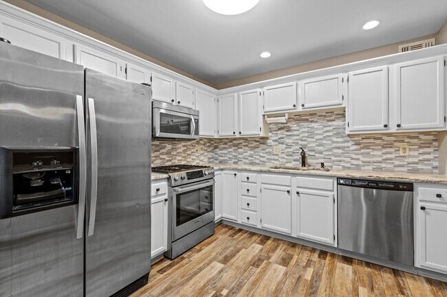 Building Photo - Modern Comfort in the Heart of Niceville!