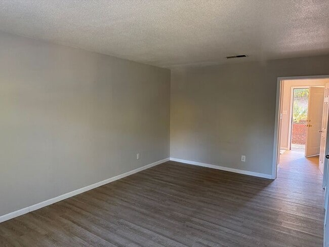 Building Photo - Townhouse style apartment- REMODELED!!