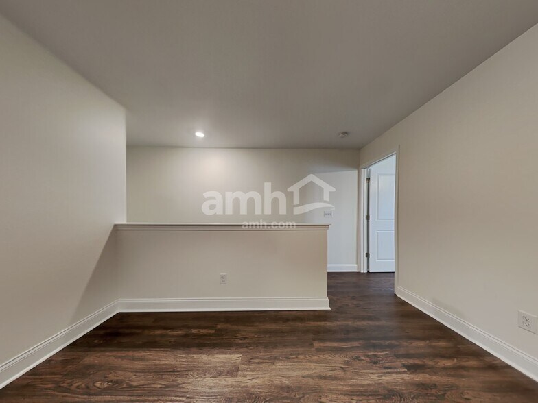 Building Photo - 116 Thatchet Dr