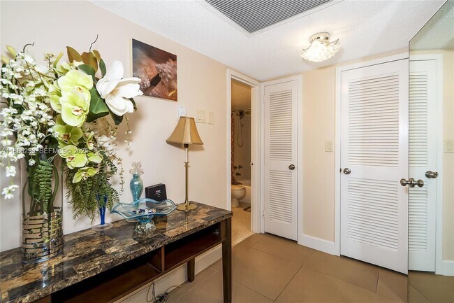 Building Photo - 2030 S Ocean Dr