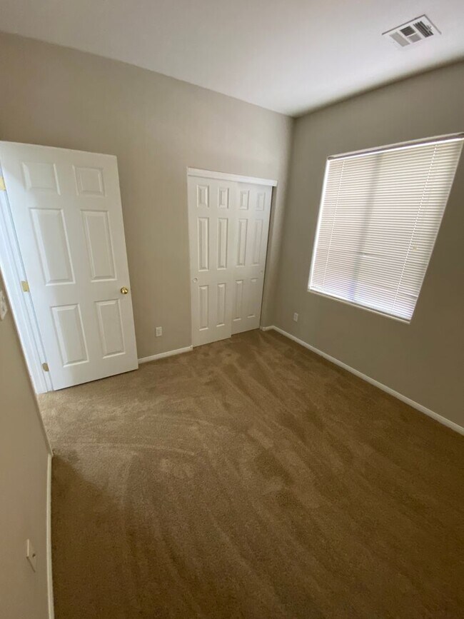 Building Photo - AMERICANA Property Mgmt - Freshly remodele...