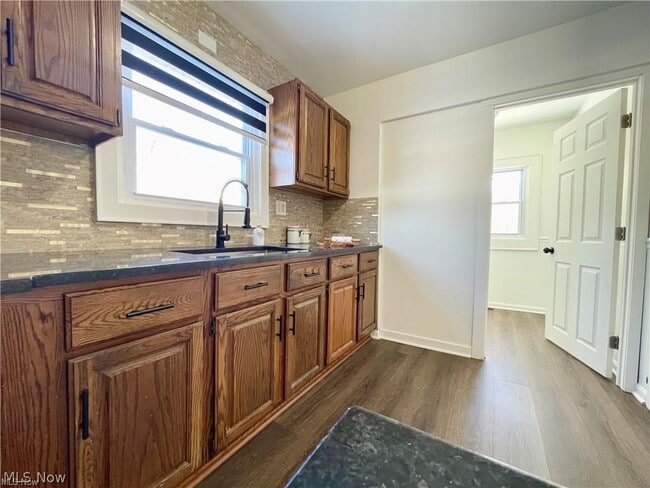 Building Photo - 250 Center Rd