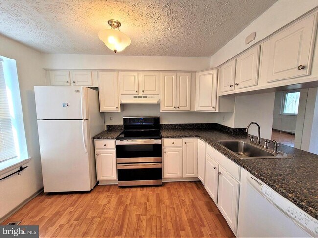 Building Photo - 8072 Grandview Ct