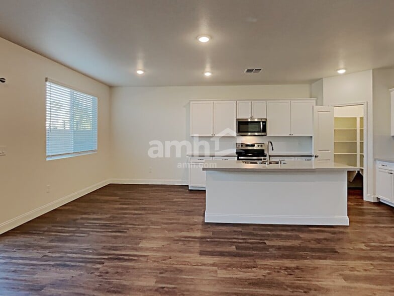 Building Photo - 6035 Schmidt St