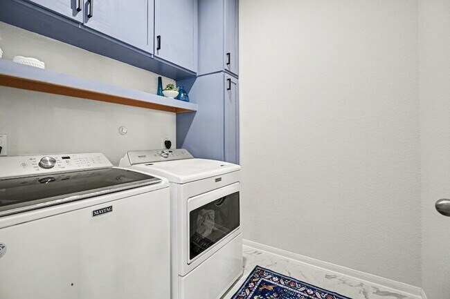 Building Photo - 2214 Lierna Dr